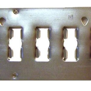 Flat universal lashing track